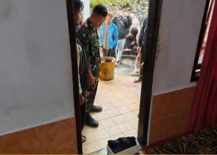 Jasad Bayi Laki-laki Ditemukan Warga dalam Kardus di Mushola Pacet Cianjur