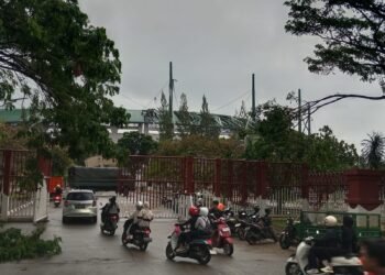 Angin Kencang Terjang Gelora Pakansari, Atap Rusak hingga Makan Korban