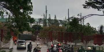 Angin Kencang Terjang Gelora Pakansari, Atap Rusak hingga Makan Korban