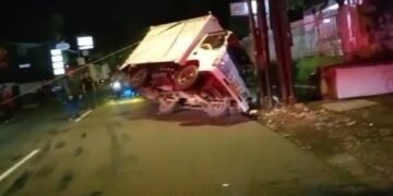 Truk Box Terguling dan Tabrak Tiang Listrik di Kota Bogor, 2 Orang Terluka