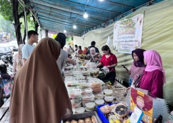 Penjual Takjil di Jalan Achmad Sobana Kota Bogor Diserbu Pembeli