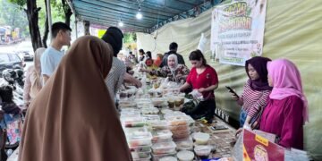 Penjual Takjil di Jalan Achmad Sobana Kota Bogor Diserbu Pembeli