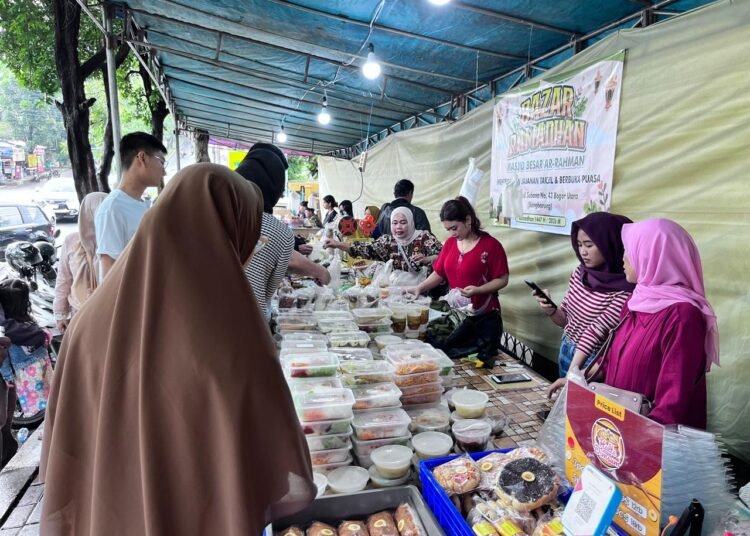 Penjual Takjil di Jalan Achmad Sobana Kota Bogor Diserbu Pembeli