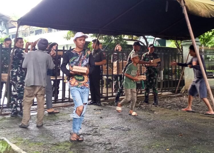 Pusdikzi TNI AD Bagikan Ratusan Paket Buka Puasa untuk Warga