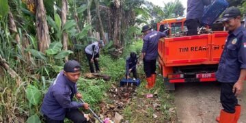 Menumpuk Sejak 1 Bulan, DLH Angkut 3 Kubik Sampah di Bekas Irigasi Bojonggede