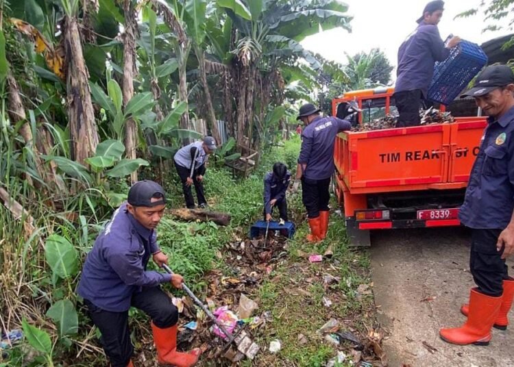 Menumpuk Sejak 1 Bulan, DLH Angkut 3 Kubik Sampah di Bekas Irigasi Bojonggede