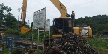 Sampah Menggunung di Situ Cikaret Cibinong Diangkut 28 Truk