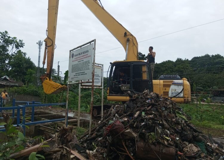Sampah Menggunung di Situ Cikaret Cibinong Diangkut 28 Truk