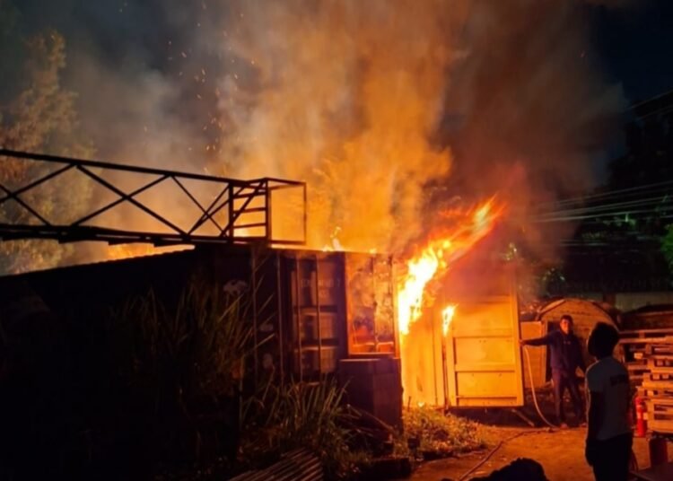 Pembakaran Sampah Sebabkan Kontainer di Klapanunggal Terbakar