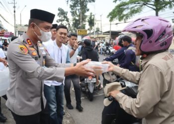 Polres Cianjur Bagi Takjil Ramadan Bersama Mahasiswa