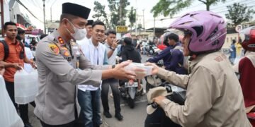 Polres Cianjur Bagi Takjil Ramadan Bersama Mahasiswa