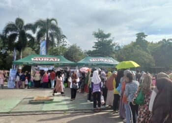 Warga Cianjur Rela Antre Panjang dan Berdesakan demi Pangan Murah di Alun-alun