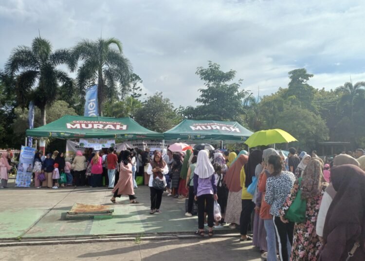 Warga Cianjur Rela Antre Panjang dan Berdesakan demi Pangan Murah di Alun-alun