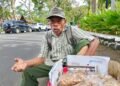 Karjito, Penjual Peyek Kacang Berusia 80 Tahun yang Tetap Berjalan Kaki Demi Keluarga