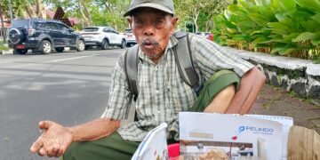 Karjito, Penjual Peyek Kacang Berusia 80 Tahun yang Tetap Berjalan Kaki Demi Keluarga