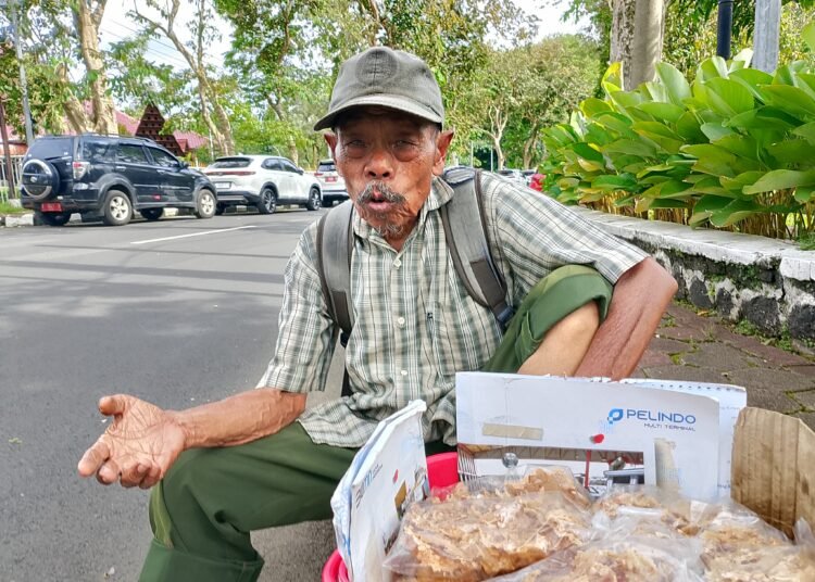Karjito, Penjual Peyek Kacang Berusia 80 Tahun yang Tetap Berjalan Kaki Demi Keluarga