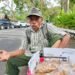 Karjito, Penjual Peyek Kacang Berusia 80 Tahun yang Tetap Berjalan Kaki Demi Keluarga