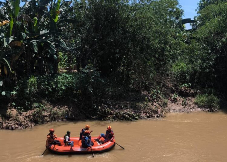 Bocah 5 Tahun Hanyut di Sungai Cikeas Gunungputri, Tim SAR Lakukan Pencarian