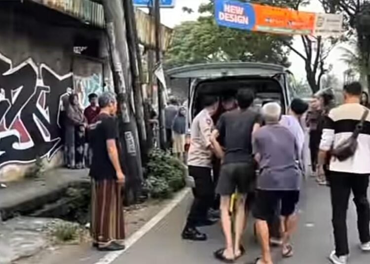 Sempat Dikira Tidur, Warga Kaget Ada Mayat di Pinggir Jalan Raya Cileungsi