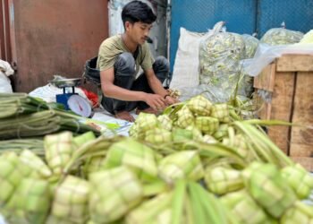 Pedagang Kulit Ketupat di Kota Bogor Raup Untung Jelang Lebaran