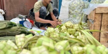 Pedagang Kulit Ketupat di Kota Bogor Raup Untung Jelang Lebaran