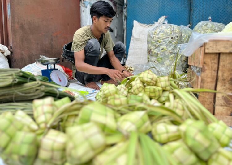Pedagang Kulit Ketupat di Kota Bogor Raup Untung Jelang Lebaran