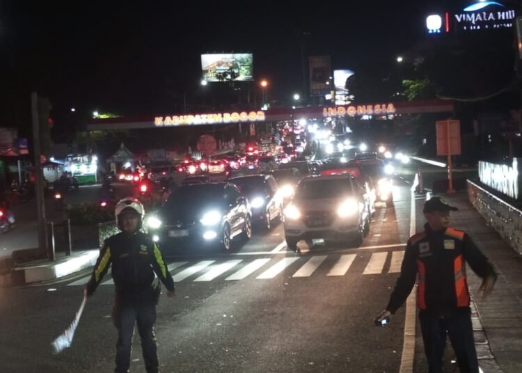 56 Ribu Kendaraan Padati Jalur Puncak Bogor, Arus Turun Lebih Dominan