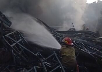 Damkar Butuh 21 Jam Padamkan Api yang Membakar Pabrik di Gunungputri