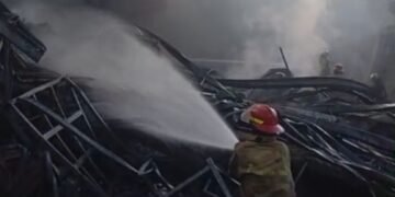 Damkar Butuh 21 Jam Padamkan Api yang Membakar Pabrik di Gunungputri