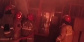 Pabrik di Gunungputri Terbakar Hebat, Petugas Berjibaku Padamkan Api