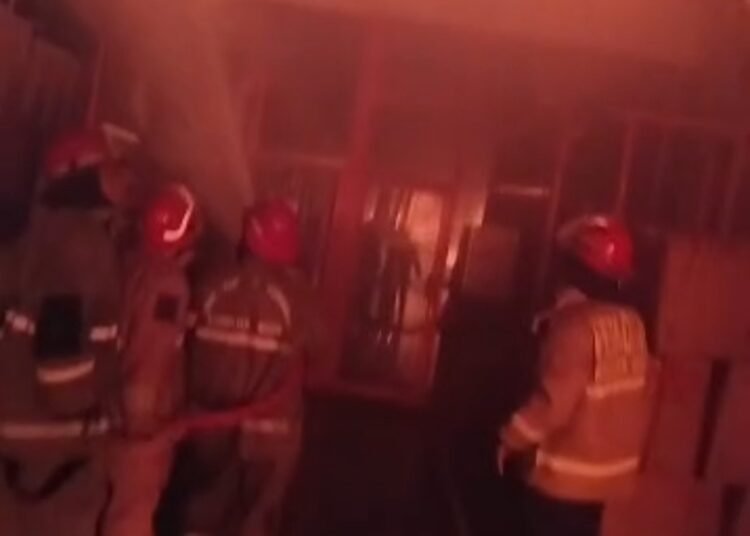 Pabrik di Gunungputri Terbakar Hebat, Petugas Berjibaku Padamkan Api