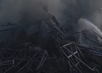 Kebakaran Pabrik di Gunungputri Belum Padam, Damkar Masih Lakukan Penanganan