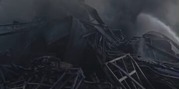 Kebakaran Pabrik di Gunungputri Belum Padam, Damkar Masih Lakukan Penanganan