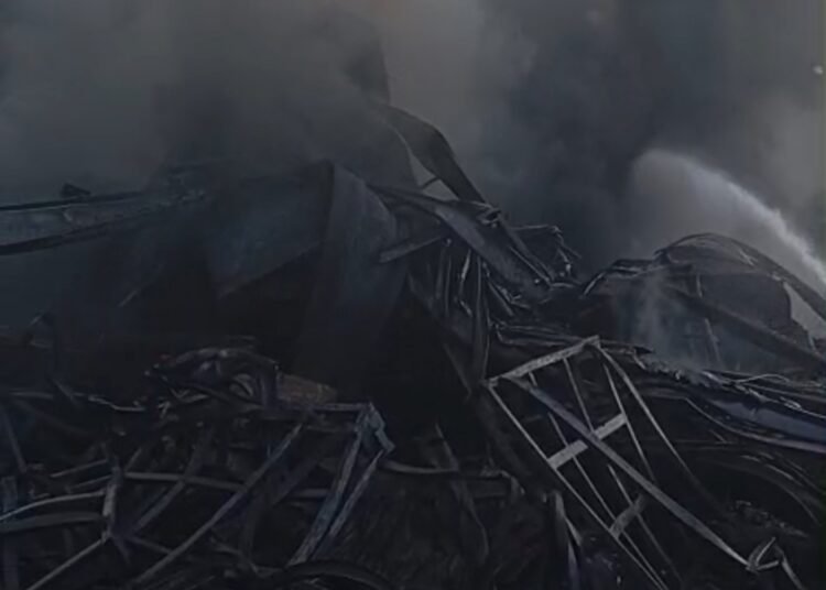 Kebakaran Pabrik di Gunungputri Belum Padam, Damkar Masih Lakukan Penanganan