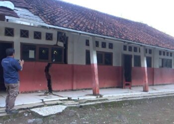Kelas Rusak, Siswa SDN Karyamukti Cianjur Belajar di Ruang Guru