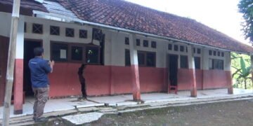 Kelas Rusak, Siswa SDN Karyamukti Cianjur Belajar di Ruang Guru