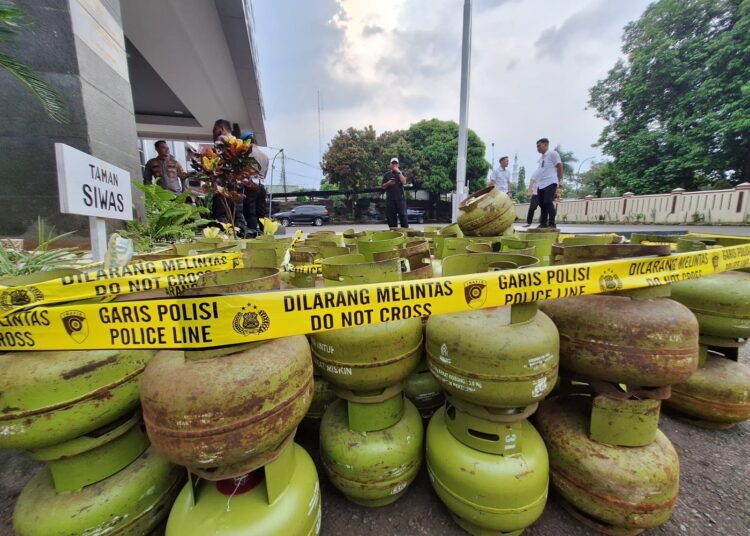 Polisi Amankan 793 Tabung Gas Oplosan di Sukaraja-Cileungsi, Pasutri Diciduk