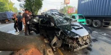 Tabrak Tiang Lampu, Mobil Fortuner di Gunungputri Ringsek