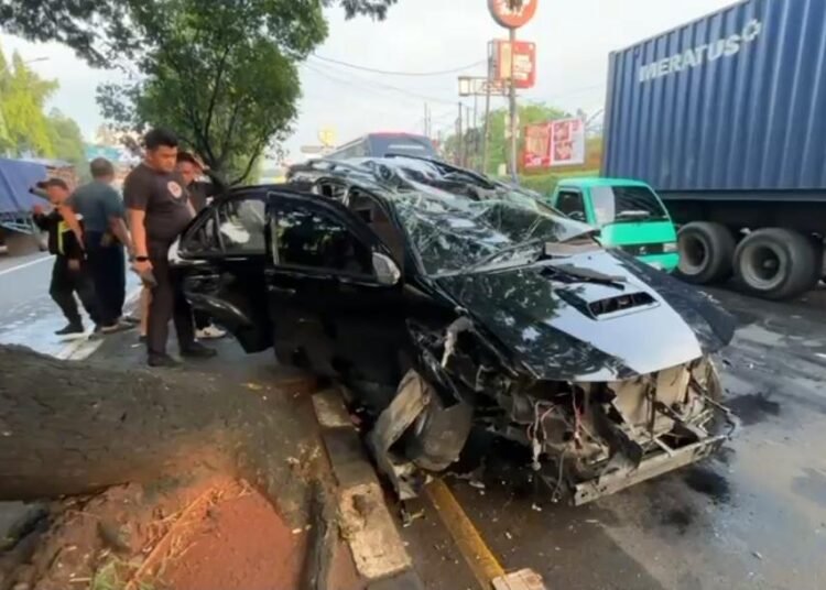 Tabrak Tiang Lampu, Mobil Fortuner di Gunungputri Ringsek