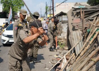 Berdiri di Area Terlarang, 191 Lapak PKL di Parung Dibongkar