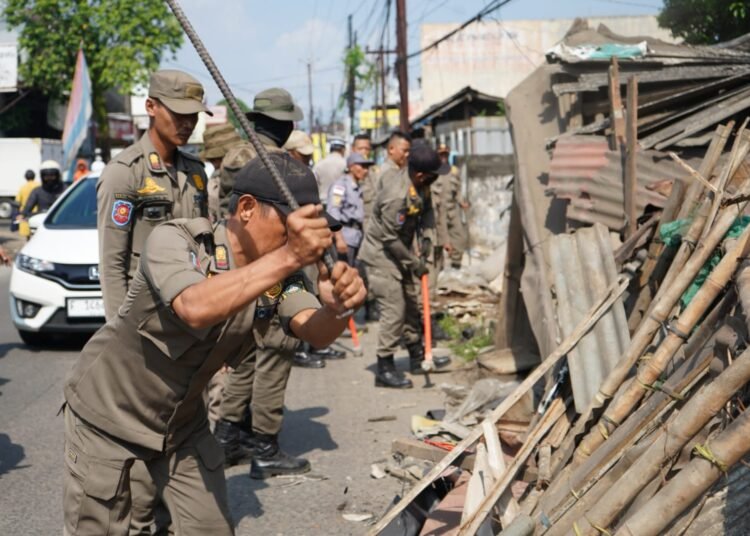 Berdiri di Area Terlarang, 191 Lapak PKL di Parung Dibongkar