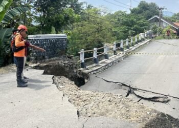 Jembatan Cigoha Ambruk, Warga di Tanjungsari Terancam Terisolir 
