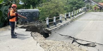 Jembatan Cigoha Ambruk, Warga di Tanjungsari Terancam Terisolir 