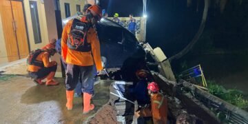 Garasi Rumah Ambruk, Mobil Warga Parung Tertimbun Longsor