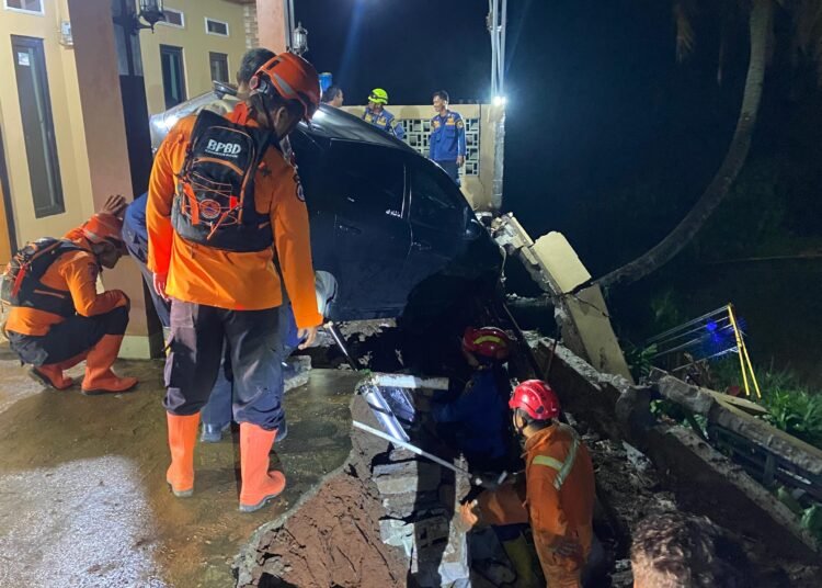 Garasi Rumah Ambruk, Mobil Warga Parung Tertimbun Longsor