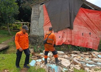 Hujan Deras, Tembok Rumah Warga di Cipaku Ambruk