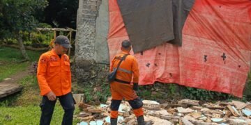 Hujan Deras, Tembok Rumah Warga di Cipaku Ambruk