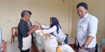 Ribuan Warga Kedung Badak Terima Bansos Beras dan Minyak 