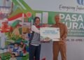 Pasar Murah Pertamina Cianjur 2026, 1.000 Paket Sembako Murah Diserbu Warga   Cianjur24update – Pasar murah Pertamina Cianjur 2026 yang digelar di Kecamatan Gekbrong, Kabupaten Cianjur, diserbu ribuan warga pada Senin, 20 April 2026.   Program ini menyediakan sembako murah bagi masyarakat pra-sejahtera.  PT Pertamina Patra Niaga Regional Jawa Bagian Barat menyalurkan 1.000 paket sembako murah melalui program Tanggung Jawab Sosial dan Lingkungan (TJSL).   Kegiatan pasar murah di Cianjur ini bertujuan membantu meringankan beban ekonomi sekaligus menjaga stabilitas harga bahan pokok.  Senior Supervisor CSR dan SMEPP Pertamina Patra Niaga Regional Jawa Bagian Barat, Dila Amanda Kenniza, mengatakan setiap paket sembako murah Pertamina memiliki nilai sekitar Rp211.000. Namun, masyarakat cukup menebus dengan harga Rp30.000.  “Dalam satu paket berisi beras 5 kilogram, minyak goreng 2 liter, kecap, gula pasir, sarden, dan susu,” ujarnya.  Program pasar murah Pertamina ini tidak hanya digelar di Cianjur.   Kegiatan serupa juga berlangsung di beberapa daerah lain seperti Serang, Jakarta, Indramayu, dan Karawang.  Penyaluran sembako murah di Cianjur dilakukan bekerja sama dengan Dinas Koperasi, UKM, Perdagangan dan Perindustrian (Diskumdagin) serta pihak kecamatan.  Penerima manfaat diprioritaskan bagi masyarakat desil 1 hingga 5 agar bantuan tepat sasaran.  Dana hasil penebusan paket sembako murah tidak masuk ke perusahaan, tetapi disalurkan kembali kepada panti asuhan dan masyarakat yang membutuhkan. Sebagian bantuan juga diberikan kepada warga terdampak kecelakaan mobil tangki.  Kegiatan pasar murah Cianjur ini mendapat respons positif dari warga karena dinilai membantu memenuhi kebutuhan pokok di tengah fluktuasi harga bahan pangan.