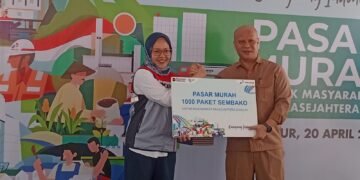 Pasar Murah Pertamina Cianjur 2026, 1.000 Paket Sembako Murah Diserbu Warga   Cianjur24update – Pasar murah Pertamina Cianjur 2026 yang digelar di Kecamatan Gekbrong, Kabupaten Cianjur, diserbu ribuan warga pada Senin, 20 April 2026.   Program ini menyediakan sembako murah bagi masyarakat pra-sejahtera.  PT Pertamina Patra Niaga Regional Jawa Bagian Barat menyalurkan 1.000 paket sembako murah melalui program Tanggung Jawab Sosial dan Lingkungan (TJSL).   Kegiatan pasar murah di Cianjur ini bertujuan membantu meringankan beban ekonomi sekaligus menjaga stabilitas harga bahan pokok.  Senior Supervisor CSR dan SMEPP Pertamina Patra Niaga Regional Jawa Bagian Barat, Dila Amanda Kenniza, mengatakan setiap paket sembako murah Pertamina memiliki nilai sekitar Rp211.000. Namun, masyarakat cukup menebus dengan harga Rp30.000.  “Dalam satu paket berisi beras 5 kilogram, minyak goreng 2 liter, kecap, gula pasir, sarden, dan susu,” ujarnya.  Program pasar murah Pertamina ini tidak hanya digelar di Cianjur.   Kegiatan serupa juga berlangsung di beberapa daerah lain seperti Serang, Jakarta, Indramayu, dan Karawang.  Penyaluran sembako murah di Cianjur dilakukan bekerja sama dengan Dinas Koperasi, UKM, Perdagangan dan Perindustrian (Diskumdagin) serta pihak kecamatan.  Penerima manfaat diprioritaskan bagi masyarakat desil 1 hingga 5 agar bantuan tepat sasaran.  Dana hasil penebusan paket sembako murah tidak masuk ke perusahaan, tetapi disalurkan kembali kepada panti asuhan dan masyarakat yang membutuhkan. Sebagian bantuan juga diberikan kepada warga terdampak kecelakaan mobil tangki.  Kegiatan pasar murah Cianjur ini mendapat respons positif dari warga karena dinilai membantu memenuhi kebutuhan pokok di tengah fluktuasi harga bahan pangan.